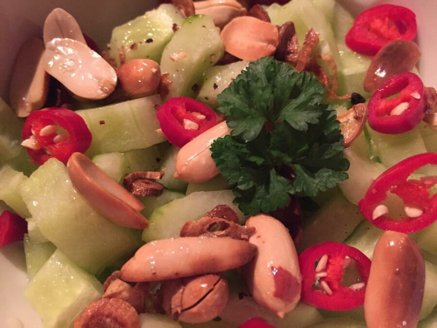 Gurkensalat mit Chili und Erdnüssen - Heike Hörl