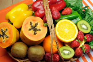 Gemüse und Obst bieten ordentlich Mikronährstoffe wie Vitamine, Mineralstoffe und Spurenelemente.
